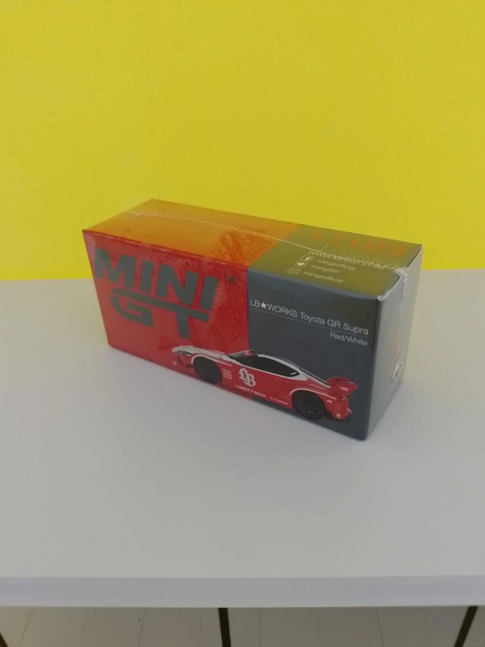 Mini GT 1/64 MGT1103 LB*WORKS Toyota GR Supra - Vermelho/Branco - NOVO – photo 2